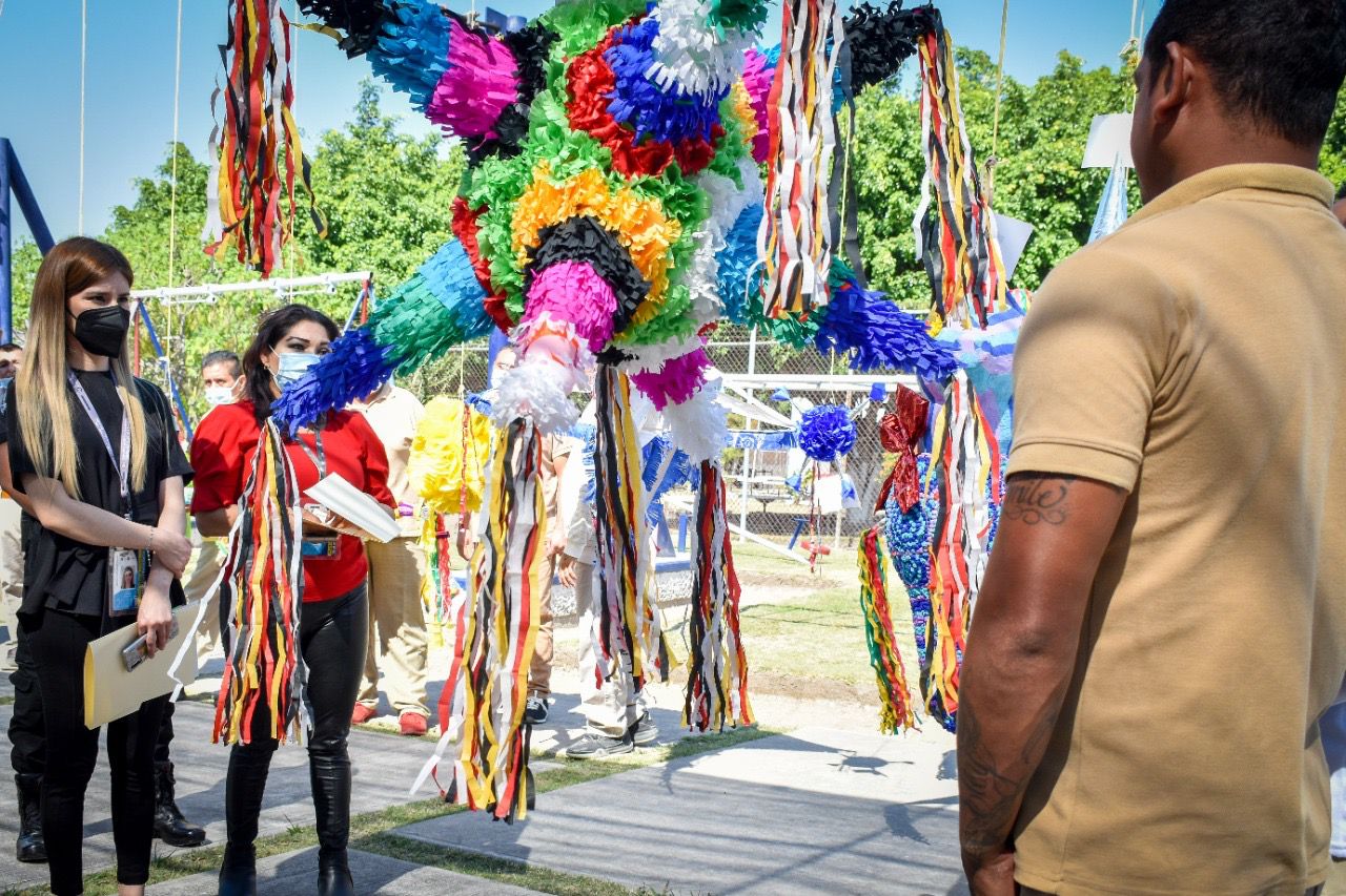 Realizan concurso de piñatas y nacimientos en el penal de Atlacholoaya