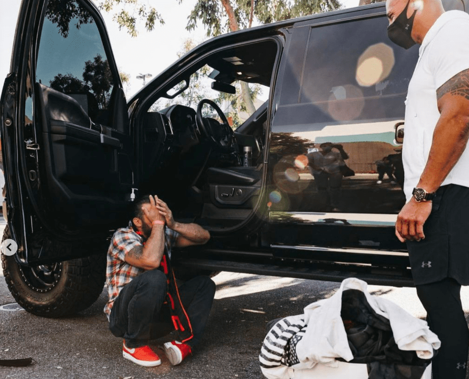[VIDEO] Dwayne Johnson regala una camioneta a fan