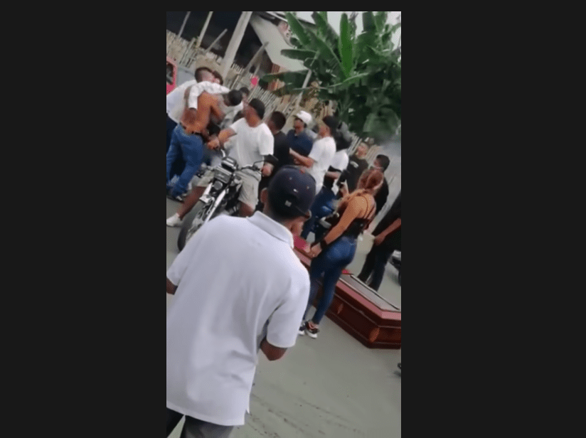 (VIDEO) Pasean cadáver en motocicleta