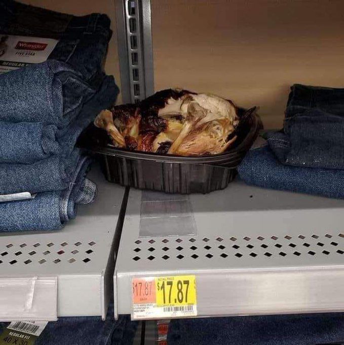 Cliente de Walmart se comió un pollo rostizado y dejó los huesos en los estantes