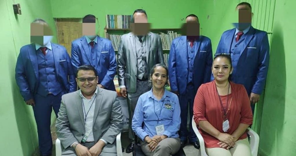 Reos del penal de Tepic se graduaron de la licenciatura en Derecho.