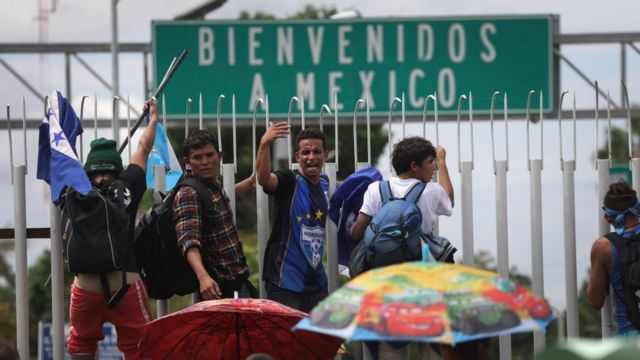 Excluyeron a mujeres embarazadas y niños migrantes del programa quédate en México