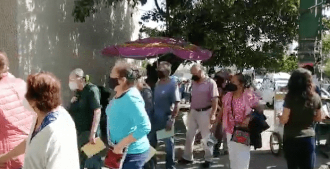 Muere hombre en la fila de vacunación contra el COVID-19 en Cuernavaca