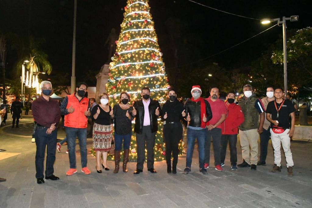 Jesús Corona enciende el árbol navideño de Cuautla