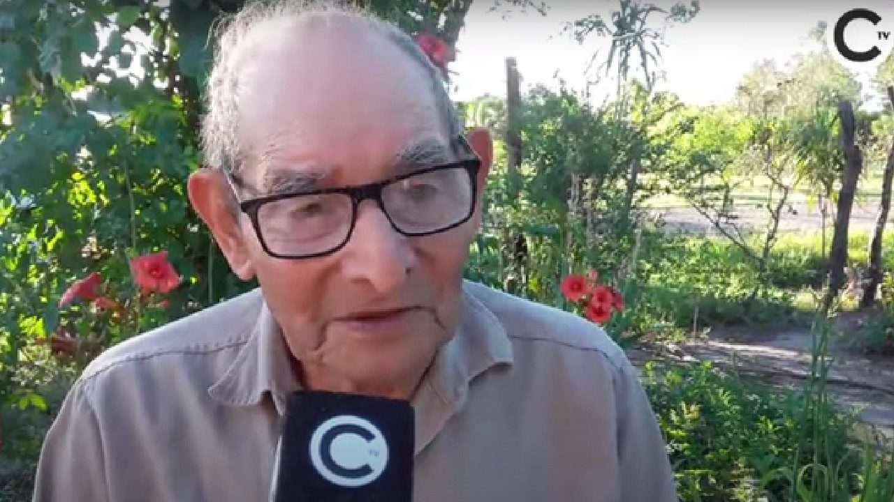 Abuelito termina la secundaria a los 95 años ¡y va por la universidad!