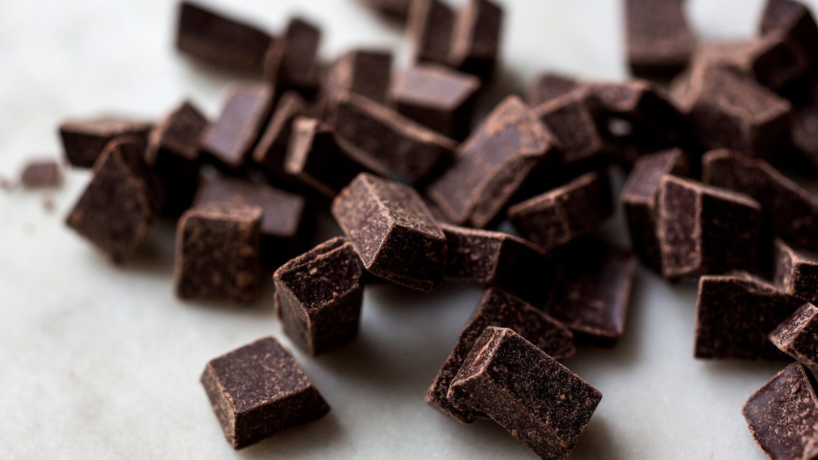 Comer chocolate amargo tres veces al día te hace más feliz