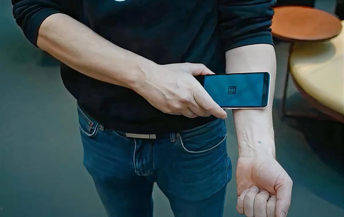 [VIDEO]Prevén implementar microchip como nuevo pasaporte de vacuna COVID-19 en Suecia