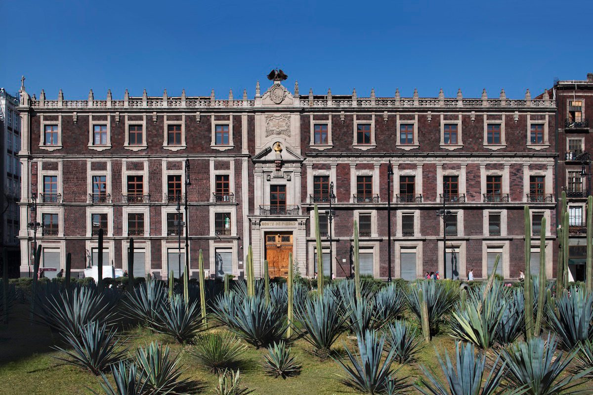Arqueólogos localizaron restos del Palacio de Axayacatl bajo el Nacional Monte de Piedad