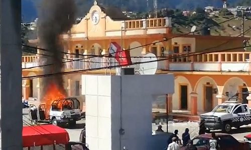 [VIDEO] Incendian Palacio Municipal y patrullas en Veracruz