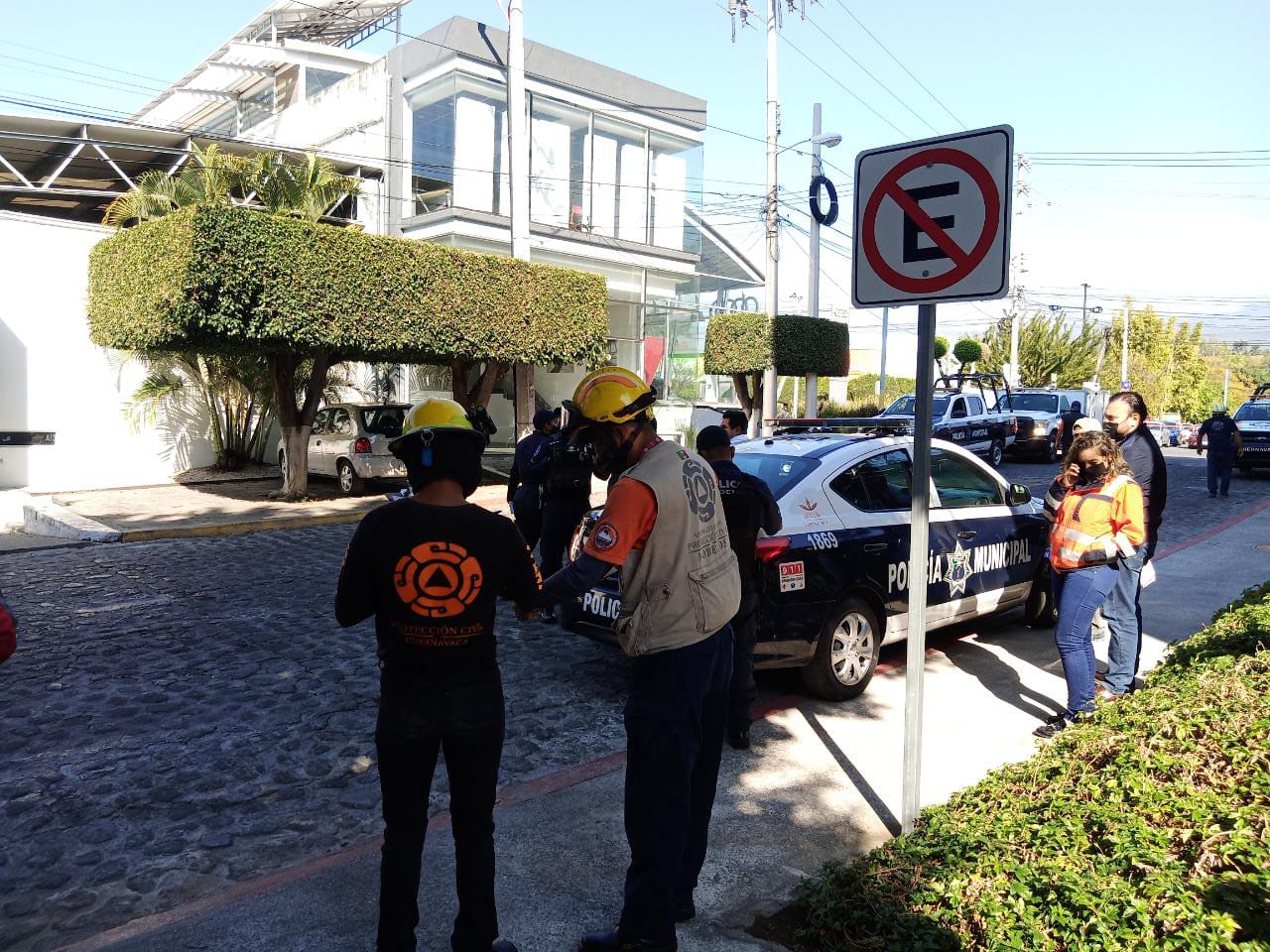 Desalojan agencia de autos de Cuernavaca por FALSA amenaza de bomba