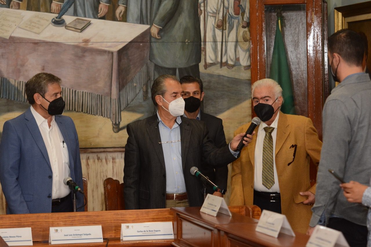 Dona Víctor Manuel Contreras escultura de Quetzalcóatl a Cuernavaca