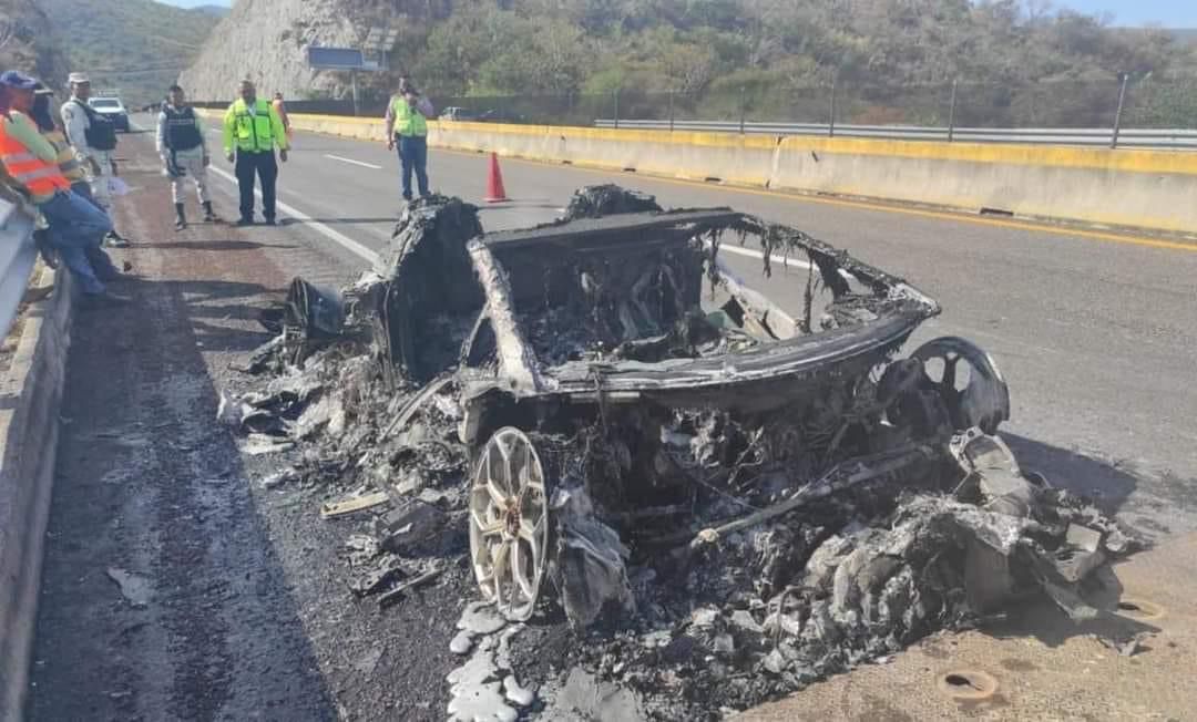 Abandonan Lamborghini en llamas en la autopista del Sol