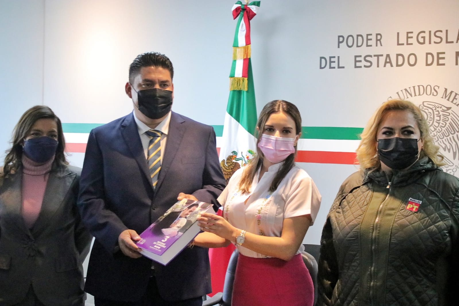 Entregan tercer informe de gobierno de Cuauhtémoc Blanco al Congreso de Morelos