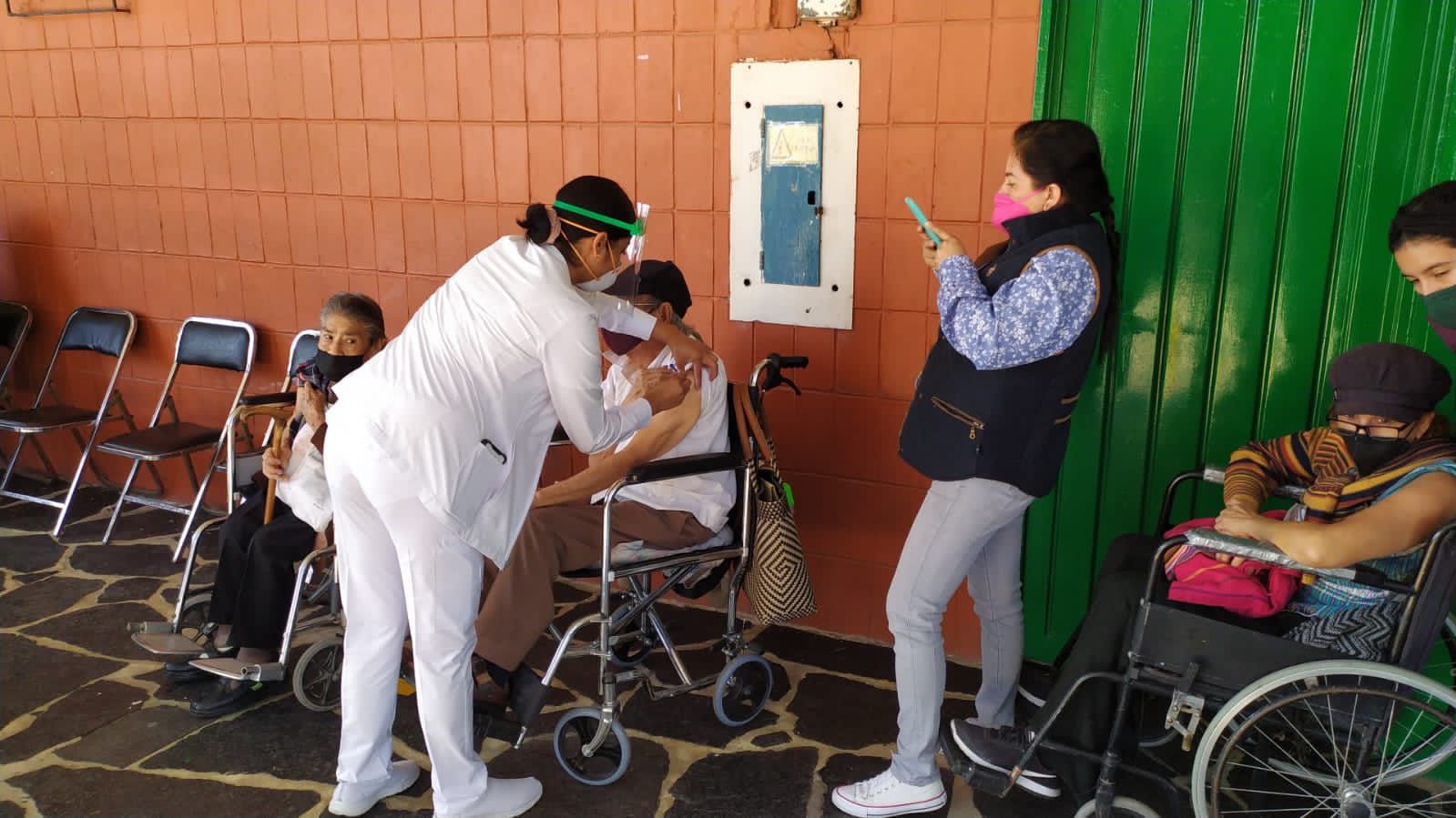 Comienza vacunación a personas de 50 en Jiutepec