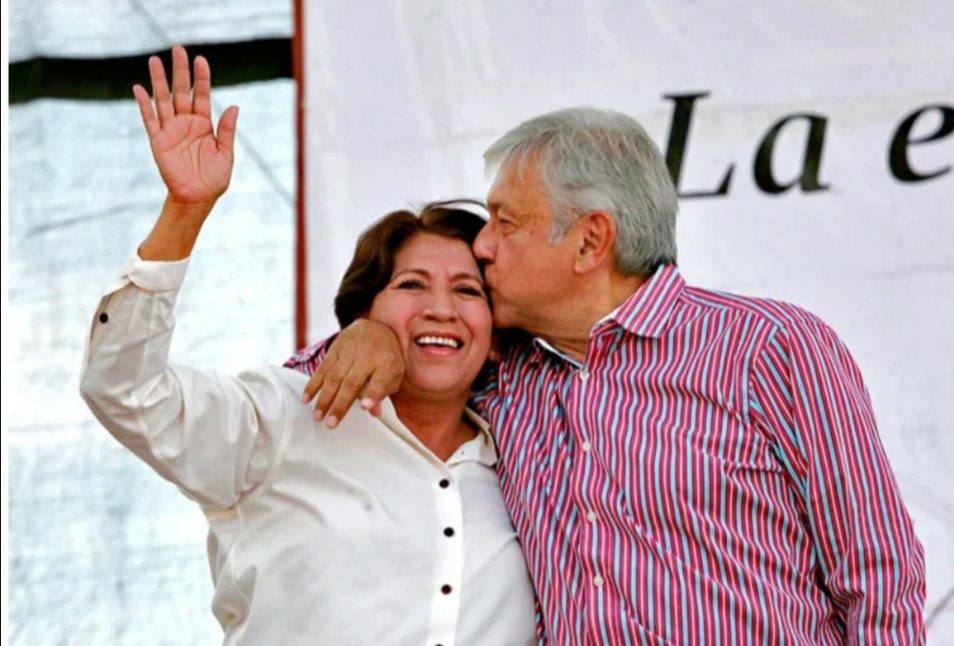 AMLO defiende a titular de la SEP, luego de ser acusada por desvío de recursos
