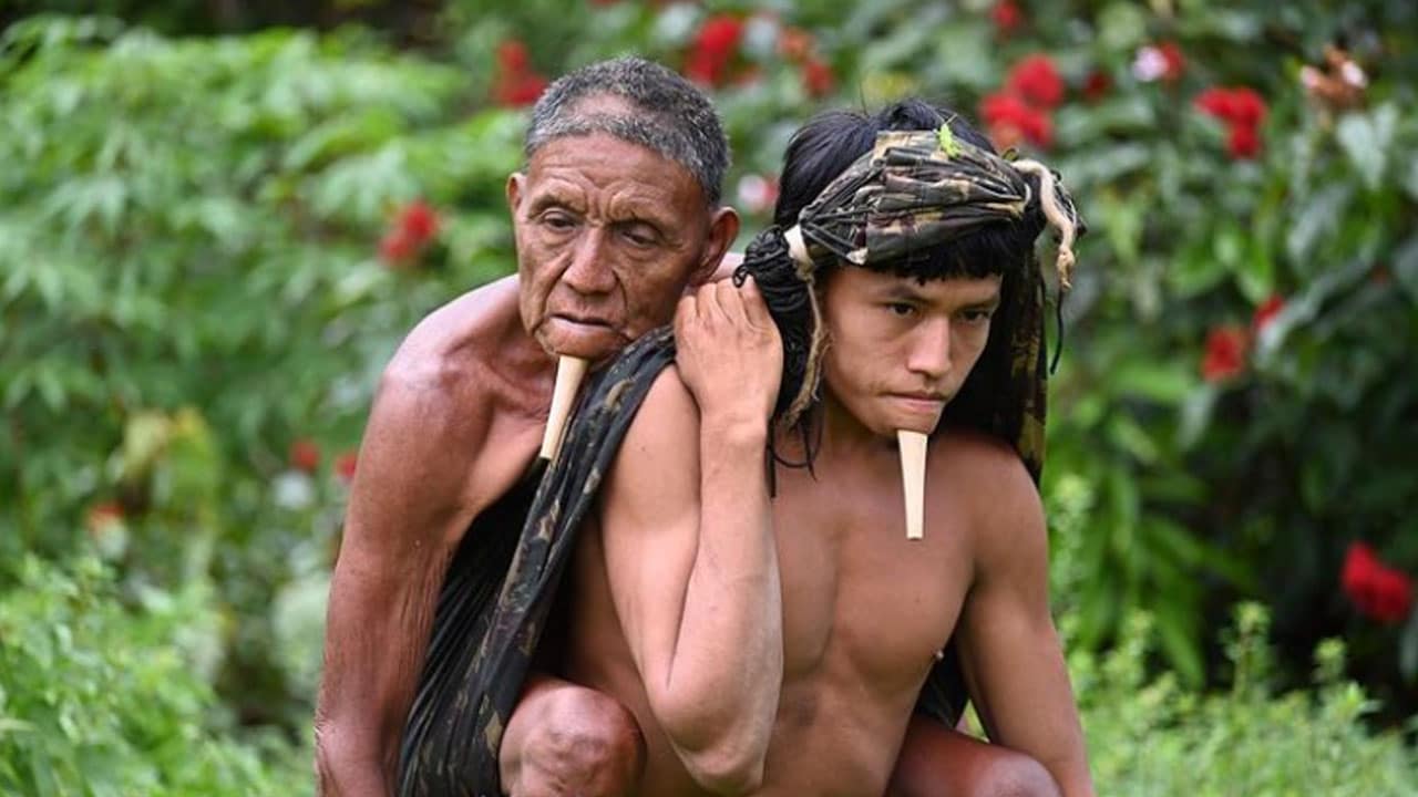 Joven caminó durante 6 horas con su padre en la espalda para llevarlo a vacunar contra COVID-19 en Brasil
