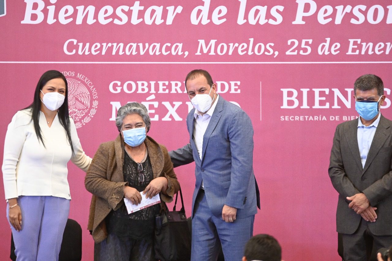 Entrega Cuauhtémoc Blanco tarjetas de pensión 65+ en Morelos