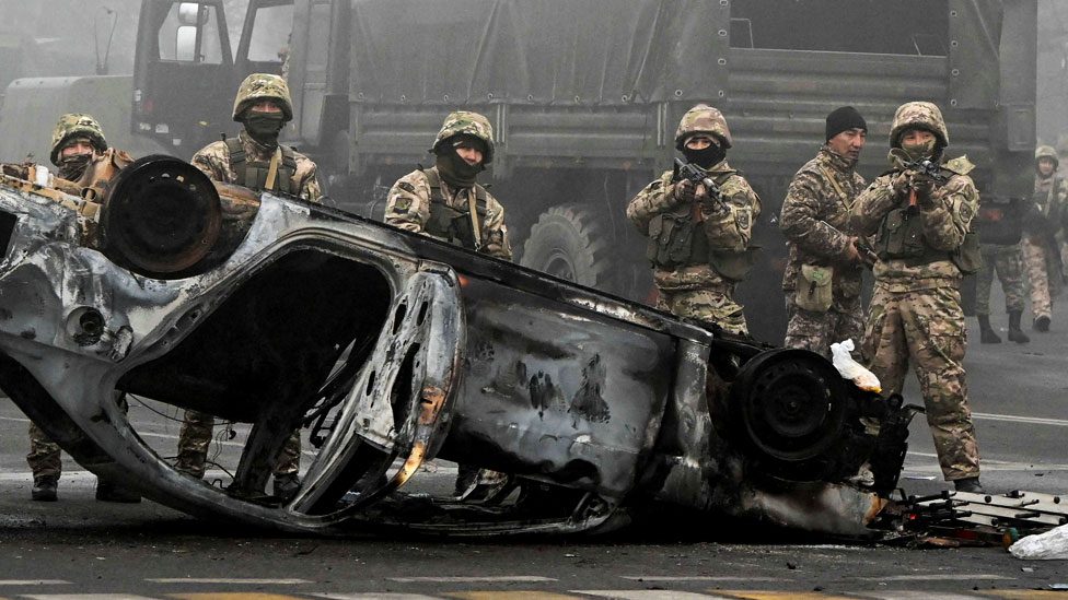 Violentas protestas por aumento de precios en combustibles en Kazajistán