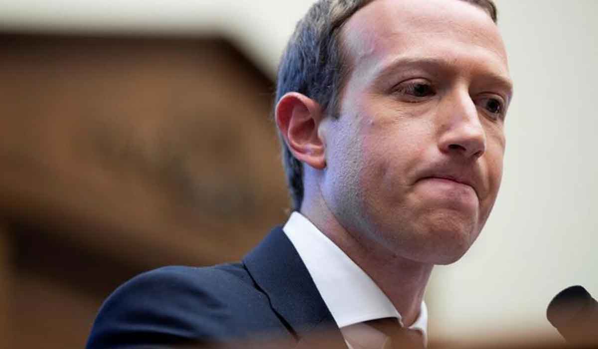 Demanda a Mark Zuckerberg por dejarlo sin Facebook un mes
