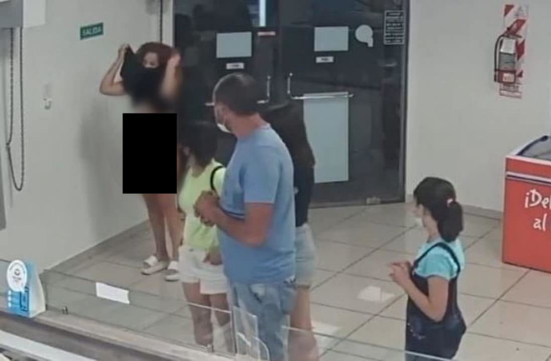 [VIDEO]Mujer se quita su vestido para usarlo como cubrebocas y comprar helado en Argentina