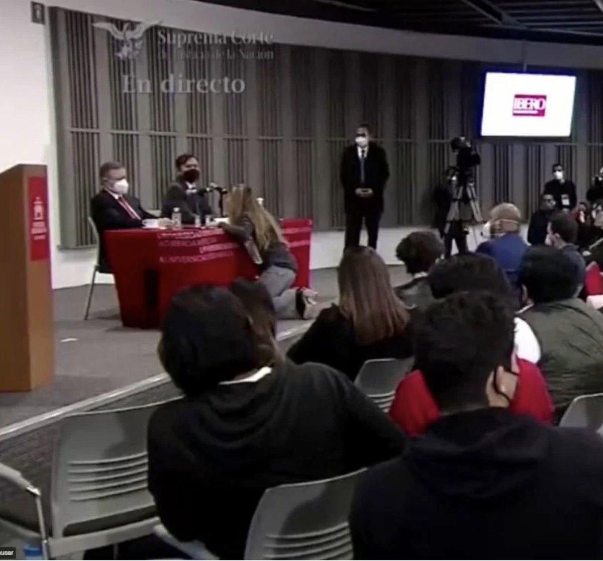 [VIDEO]Suplican de rodillas a presidente de la SCJN por la liberación de Alejandra Cuevas Morán