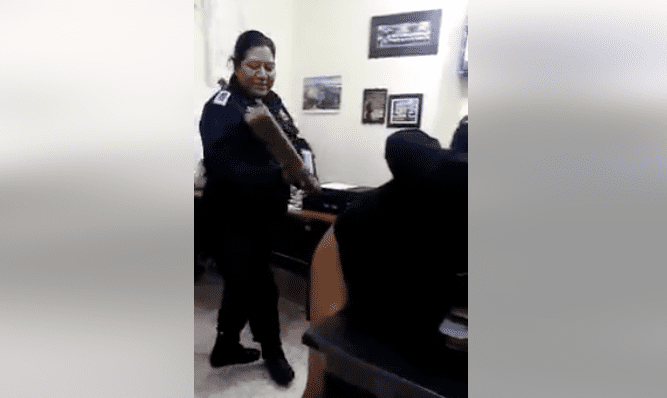 [VIDEO] Policía baja el pantalón y golpea con una tabla a detenido