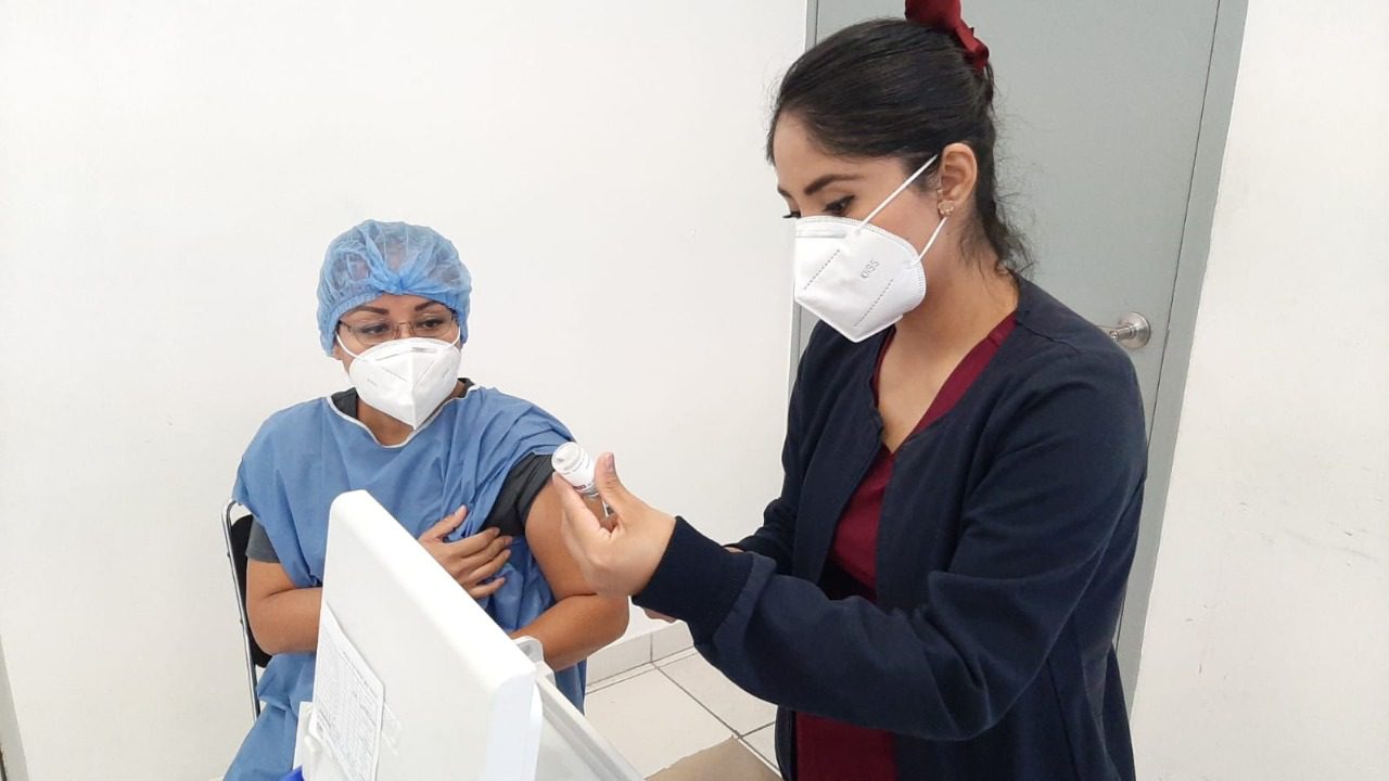 Vacunan refuerzo contra la COVID-19 a personal de salud de Morelos