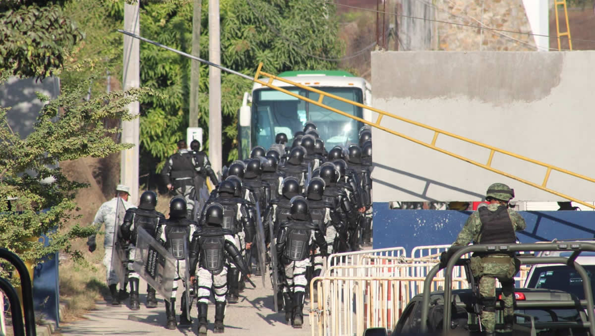Reos se oponen a traslados y arman motín en penal de Acapulco; hay 17 heridos.