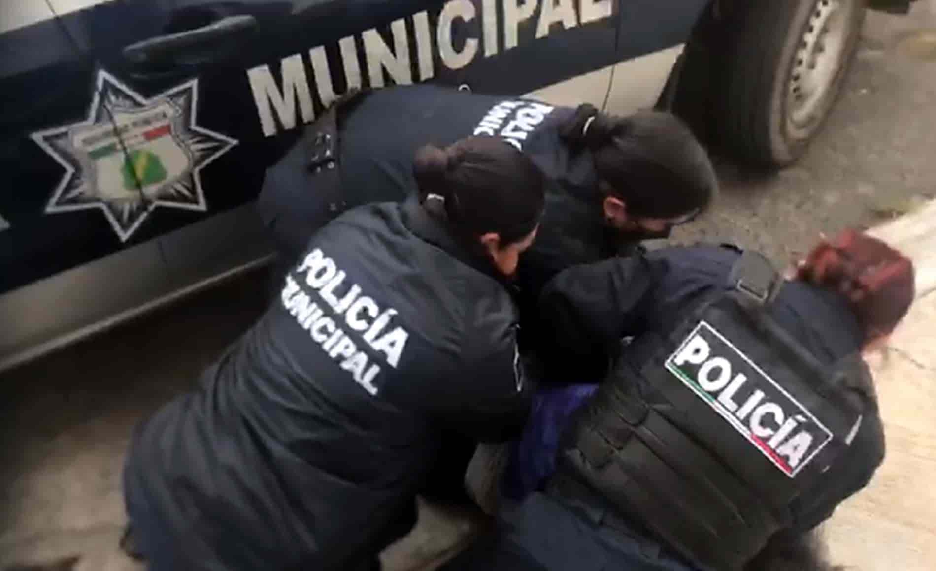 [VIDEO] Policías detienen con uso excesivo de fuerza a persona de la tercera edad en Pachuca