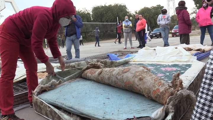 [VIDEO] Damnificados de Tula denuncian que el gobierno les dio colchones con chinches