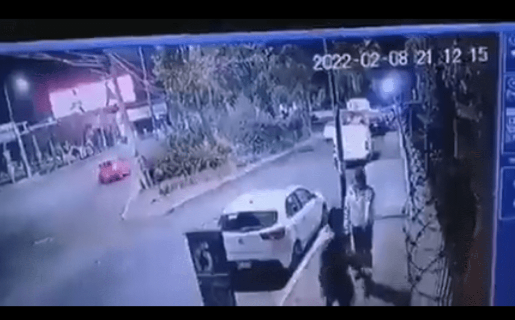 [VIDEO] Joven es baleado tras defender a su novia de un asalto en Naucalpan