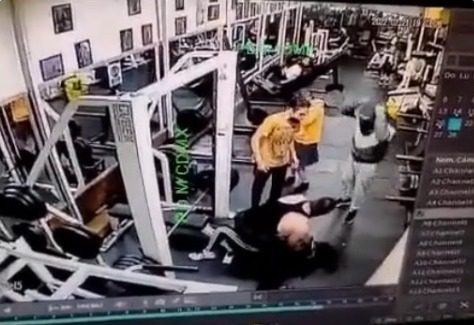 [VIDEO] Mujer mu3re aplastada por una barra de gimnasio en CDMX