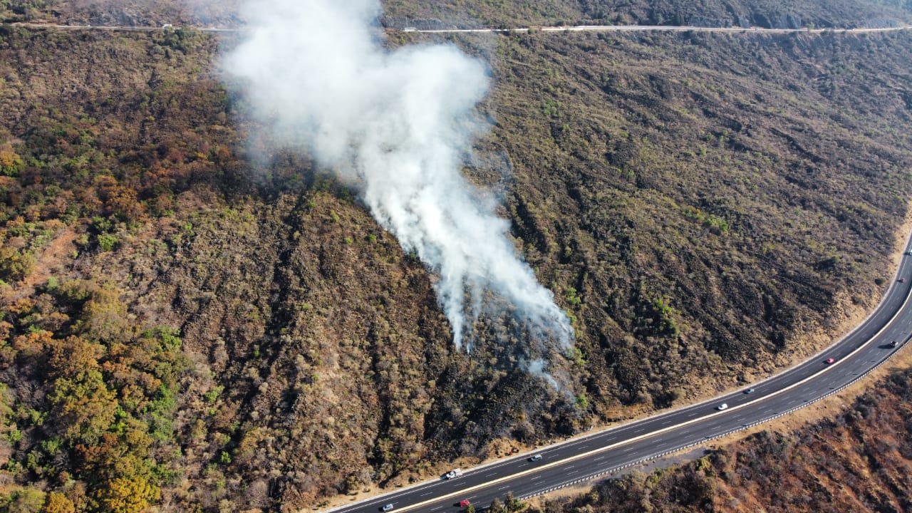 Colilla de cigarro provoca incendio en la carretera México- Cuernavaca