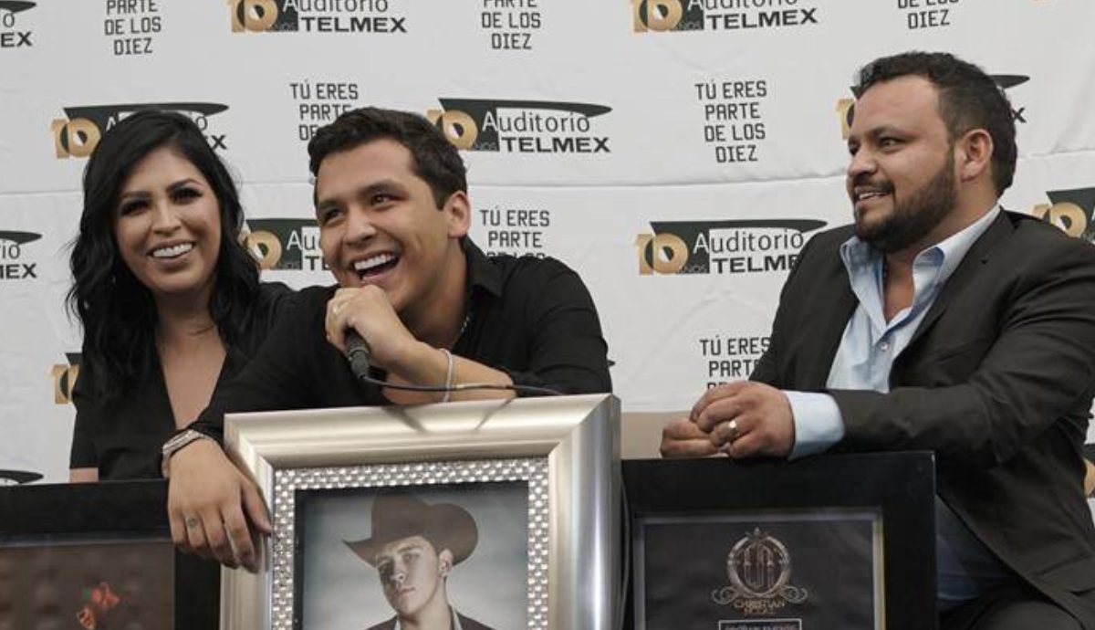 Demanda Universal Music a papás de Christian Nodal