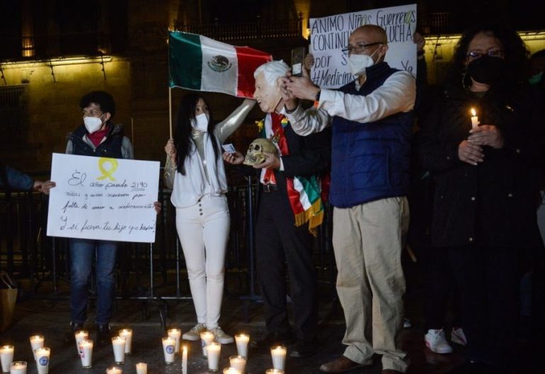 Padres de niños con cáncer protestan frente a Palacio Nacional