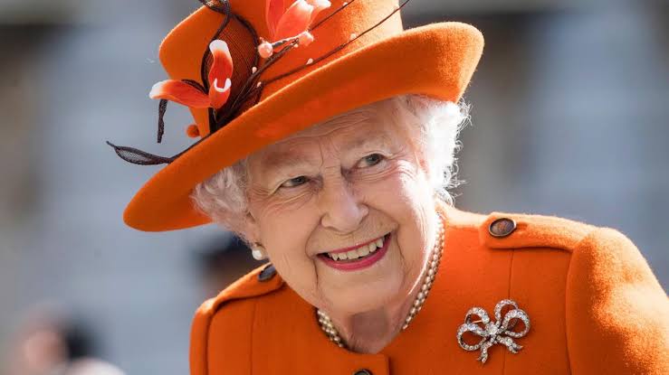La reina Isabel II regresa al trabajo después de dar positivo a COVID-19