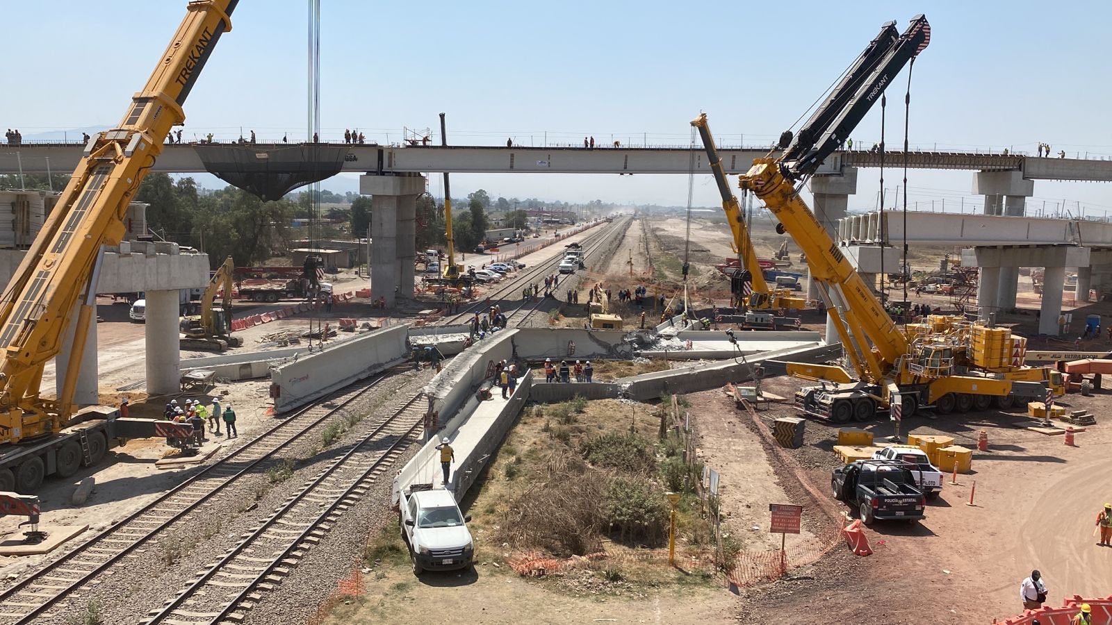 [VIDEO] Muere trabajador del AIFA  tras caerle una trabe de concreto