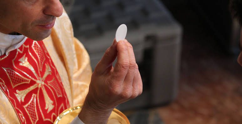Sacerdote negó darle ostia a indigente en misa