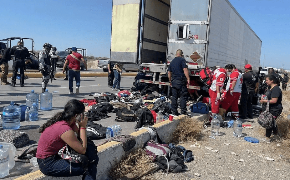 Muere mujer embarazada en tráiler que transportaba migrantes en Coahuila