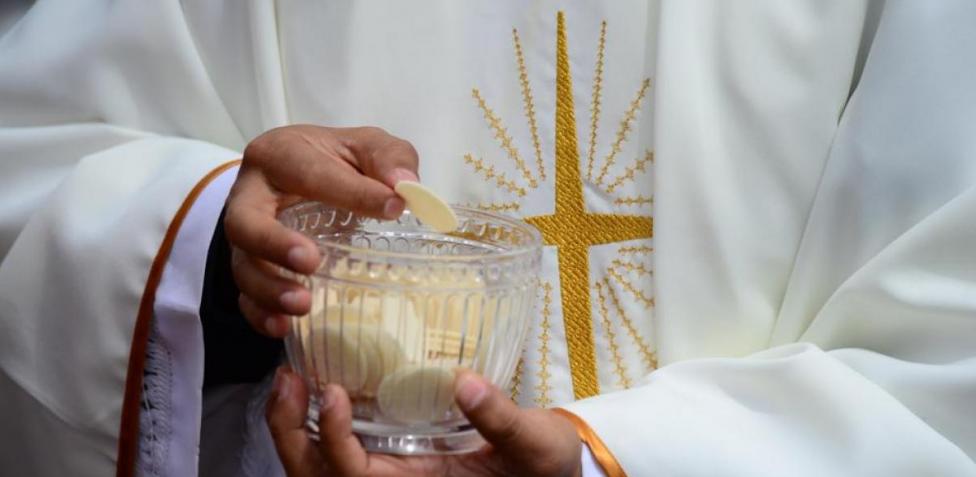 Sacerdote niega la comunión a diputados que votaron a favor del aborto en Sinaloa