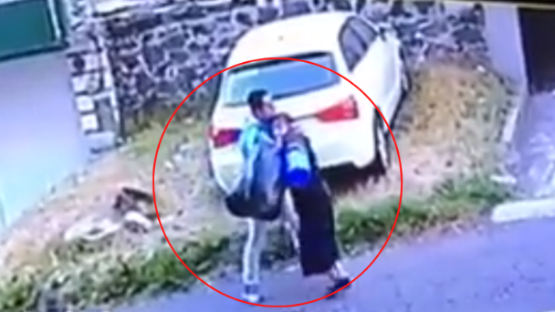 [VIDEO] Sujeto ataca abuelita hasta asfixiarla en CDMX