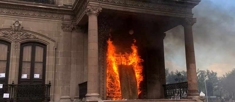 Manifestantes incendian puerta de Palacio de Gobierno en Nuevo León