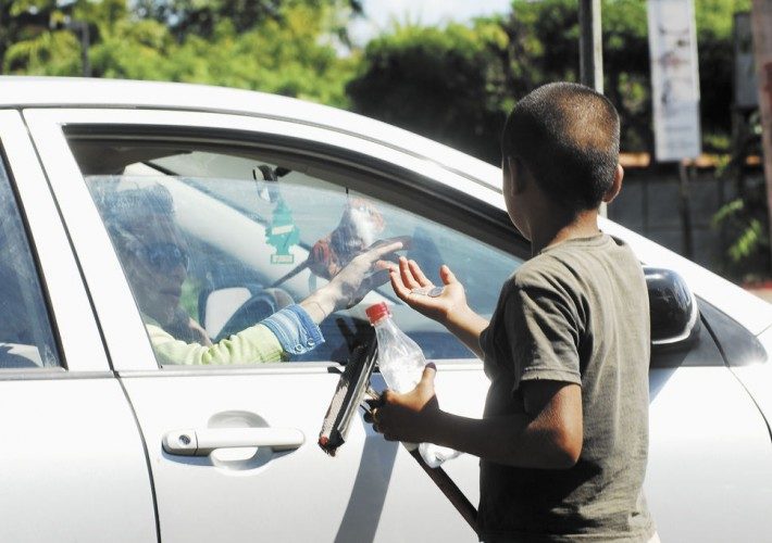 Descubren renta de niños para pedir dinero en calles de San Miguel de Allende