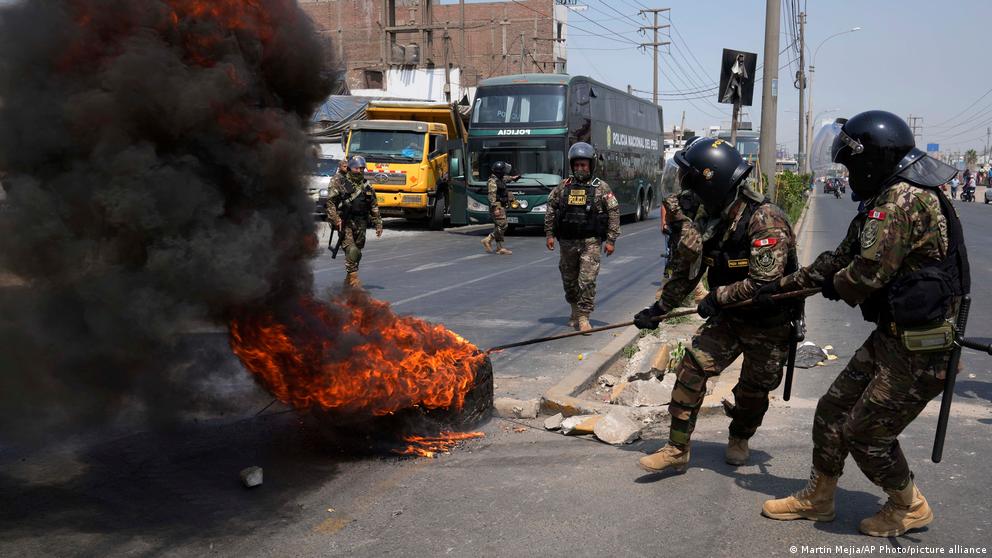 Perú declara toque de queda debido a disturbios de transportistas