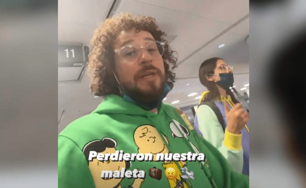 Luisito Comunica molesto con aerolínea por perder su equipaje