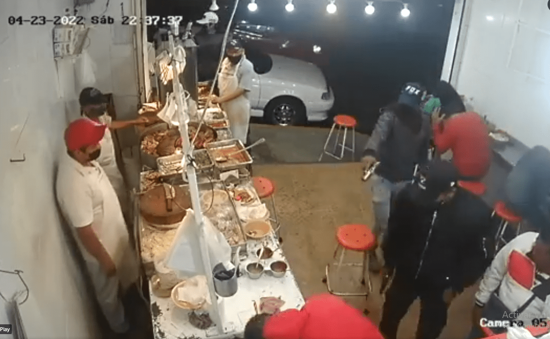 [VIDEO] Sujetos armados asaltan taquería en Naucalpan
