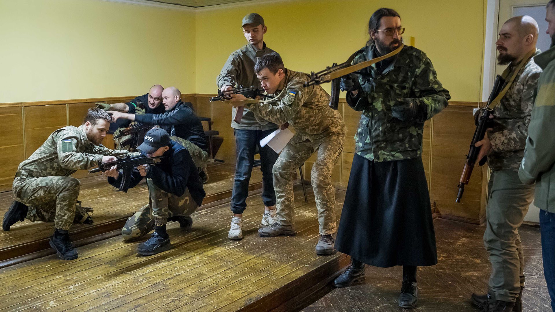 [VÍDEO] Adiestran a jóvenes sin experiencia militar para combatir en Ucrania