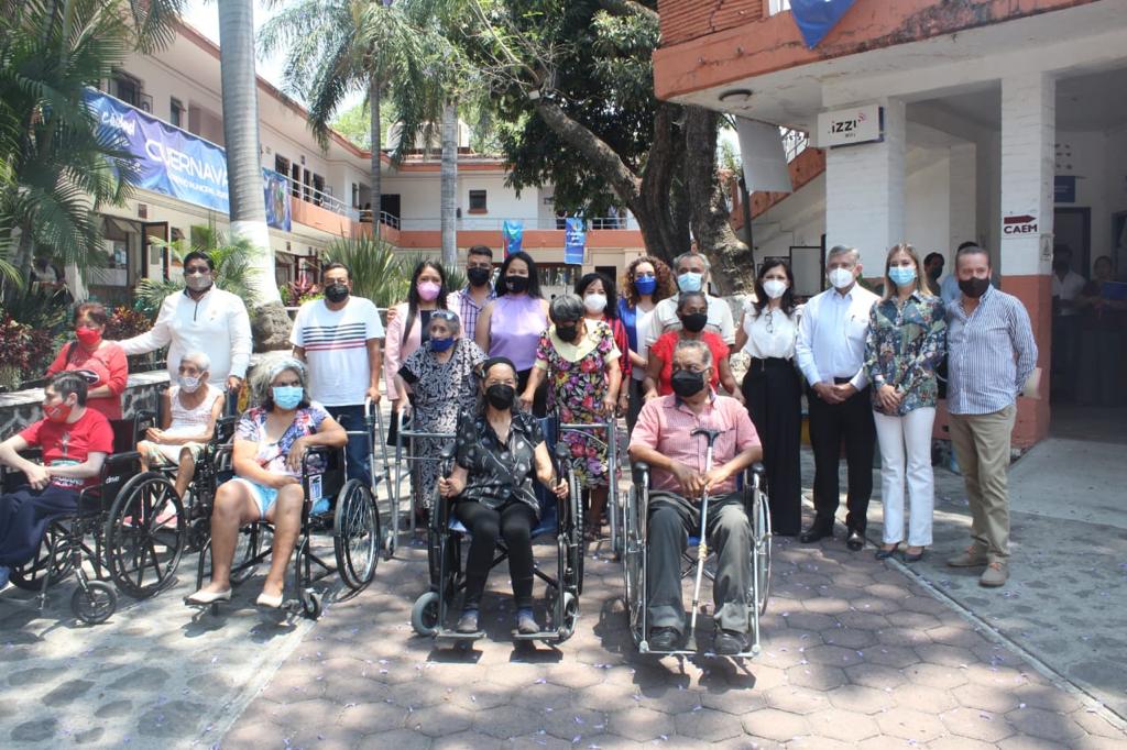 Entrega DIF aparatos funcionales a adultos mayores de Cuernavaca