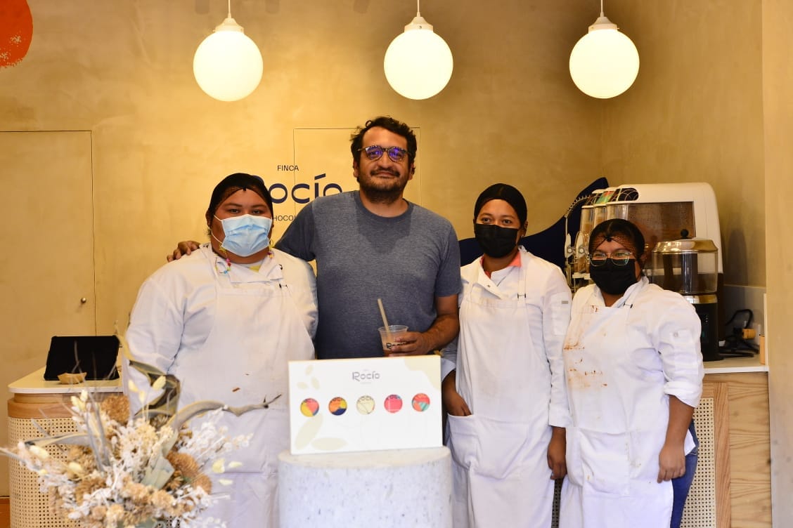 Inaugura hijo de AMLO sucursal de “Chocolates Rocío” en Tabasco