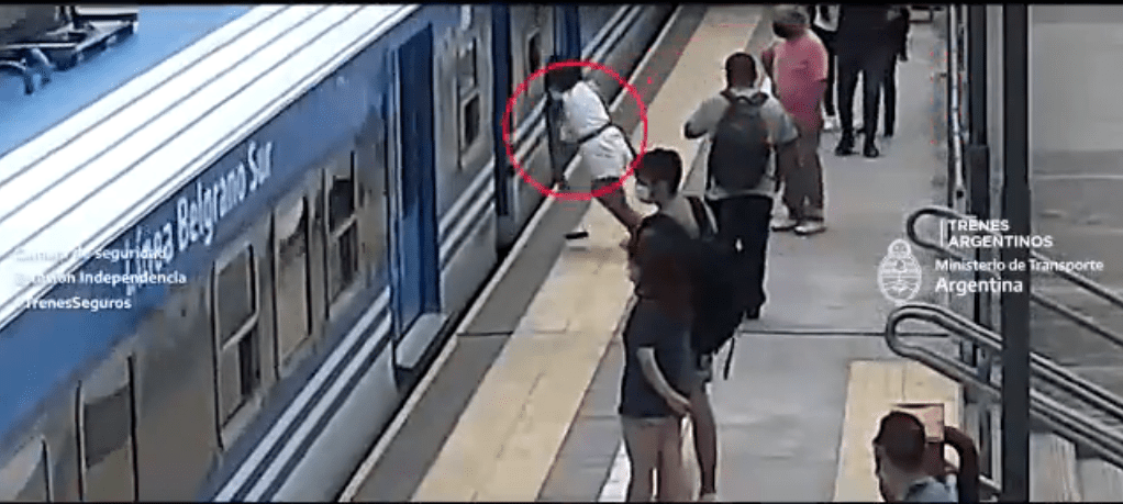 [VÍDEO] Mujer se desmaya y cae a vías del tren en Argentina